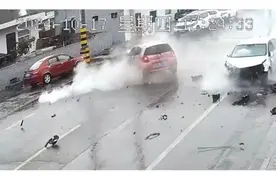 雨天开车不减速 三车相撞出事故图片