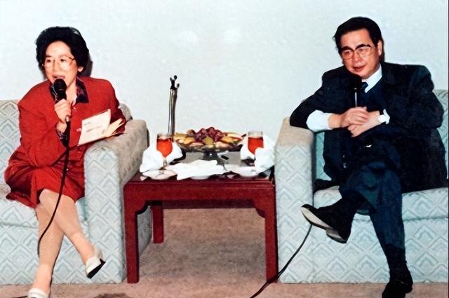 1965年，李鹏总理和儿子李小鹏、李小勇的合影，他37岁，气质不凡