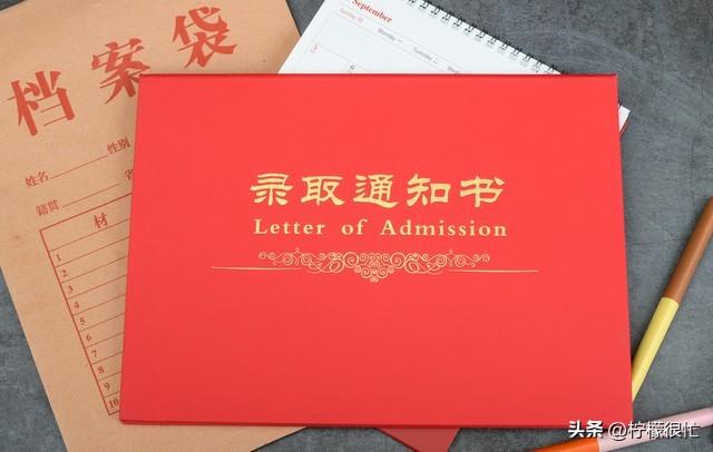 妹妹结婚我随礼18万,临走时她给我偷塞了个包裹,打开一看，我泪奔