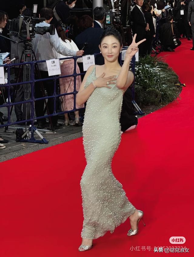 41岁白百何现身东京，她的下跨变得好大啊，脸也胖了，变化真大