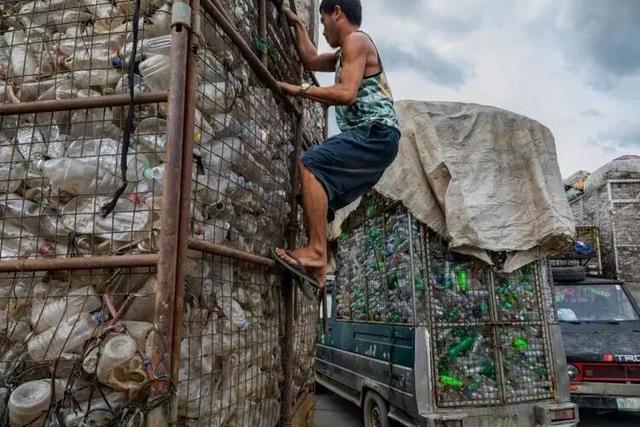 《国家地理》六月刊封面获得赞赏，一只塑料袋构成的绝佳隐喻