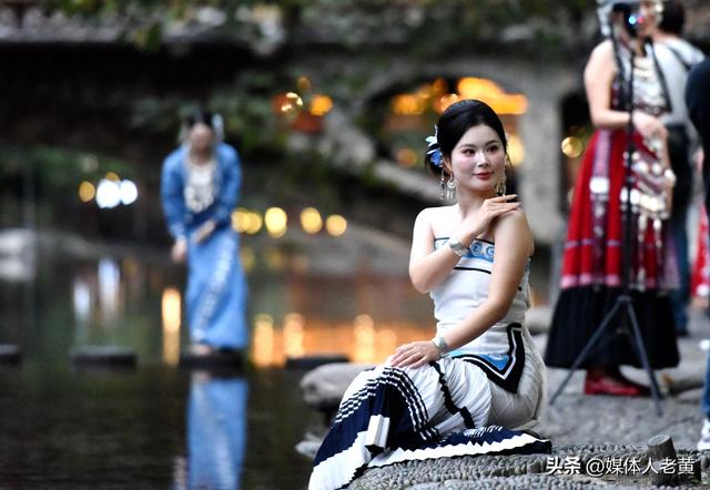 雷山西江苗寨初冬景色怡人吸引游客错峰出游