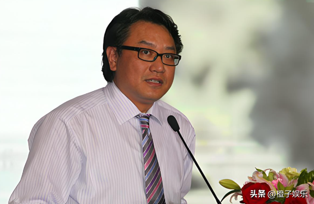 21岁拍三级，30岁被出轨，38岁嫁大佬，如今52岁没孩子也被宠成宝