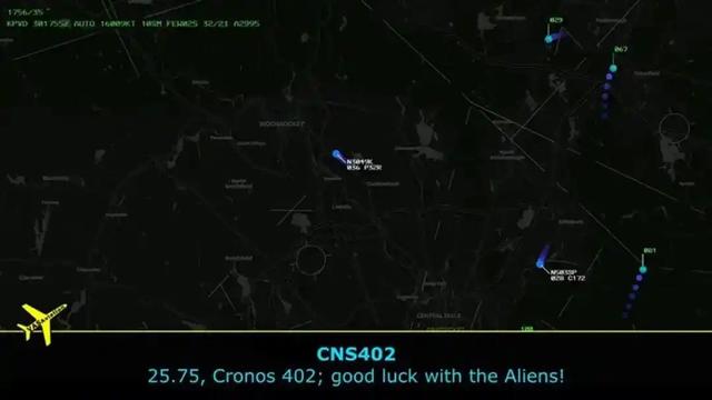 飞机遭遇银色不明飞行物，悬在半空中，离机翼很近