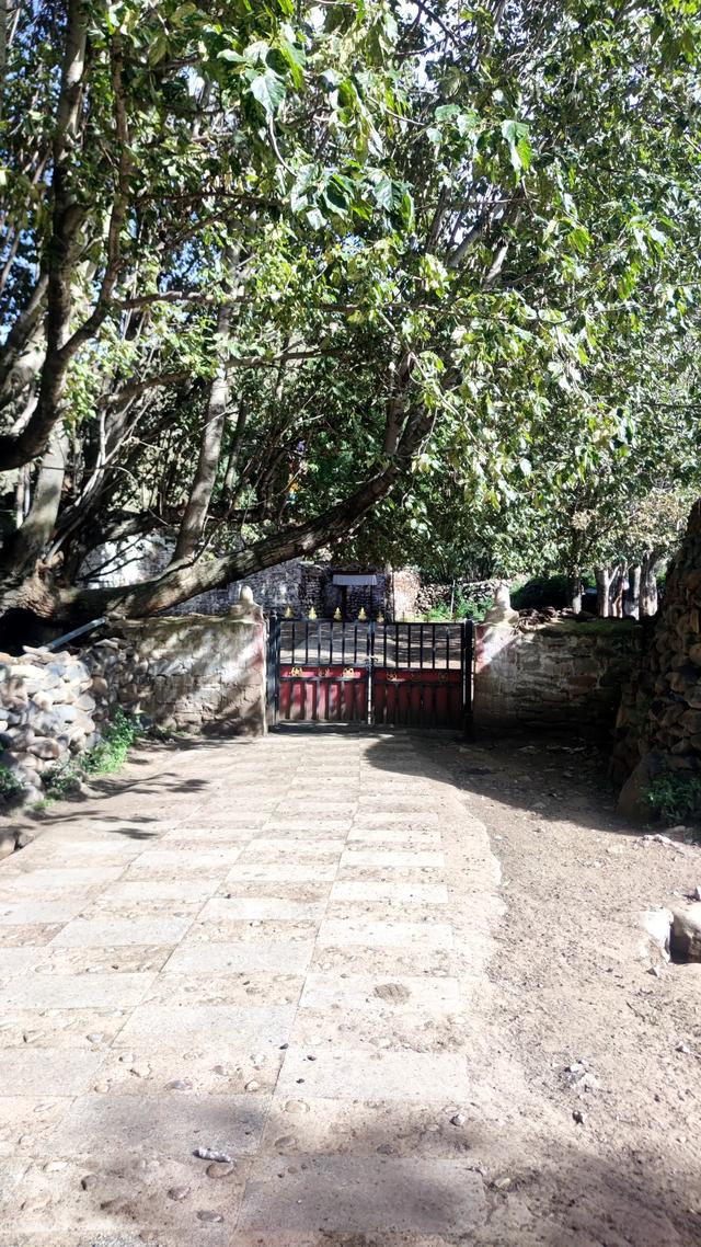 拉萨堆龙苯教直龙遗址，寺保留了吐蕃的残垣断壁，沧桑感扑面而来