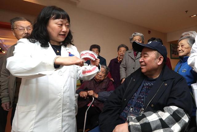 牙龈出血伴3种表现，白血病可能进入危险期了，赶紧查血常规