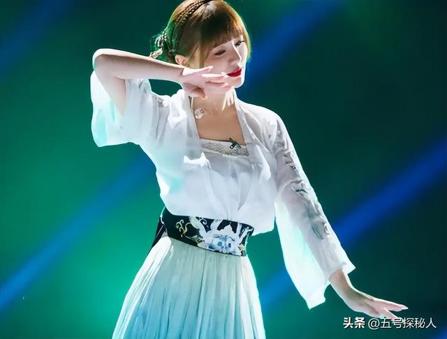 她是隐藏最深的富婆，童颜巨乳躺赚上亿，21岁打败王菲却主动过气