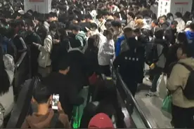 好多人，人，人，啊！抵达郑州的第二波大学生们破防，挤不动了！图片