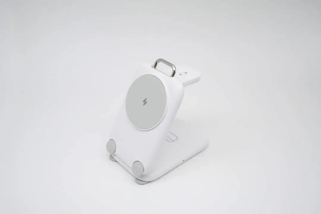 多品牌上新：Qi2.2磁吸与主动散热让无线充更稳更安静，表现提升