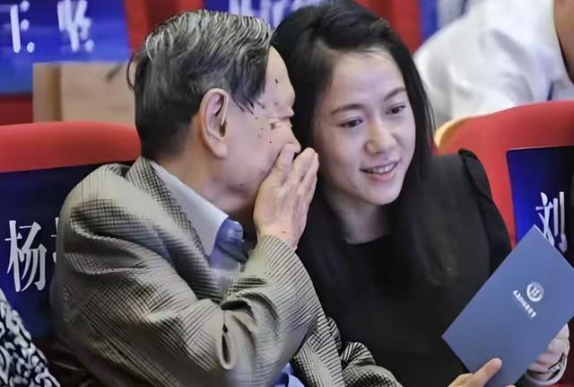 杨振宁妻子翁帆曾自白：为了丈夫的身体，我16年来都是早睡早起
