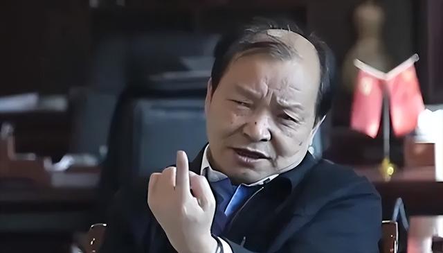 一夜输1亿，一瓶酒50万，2亿豪车买来当玩具，父子败光百亿家产！