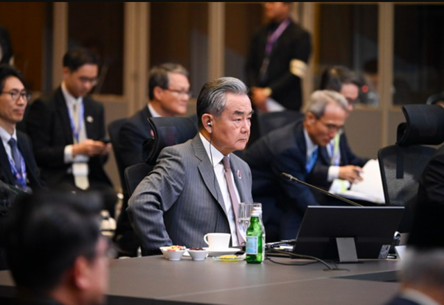 王毅外长立下大功，用美国最意想不到的方式，中国接下了“战书”