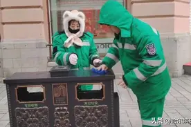 赶在游客大量上街前完成清扫，中央大街环卫工人每日半夜和凌晨上岗图片