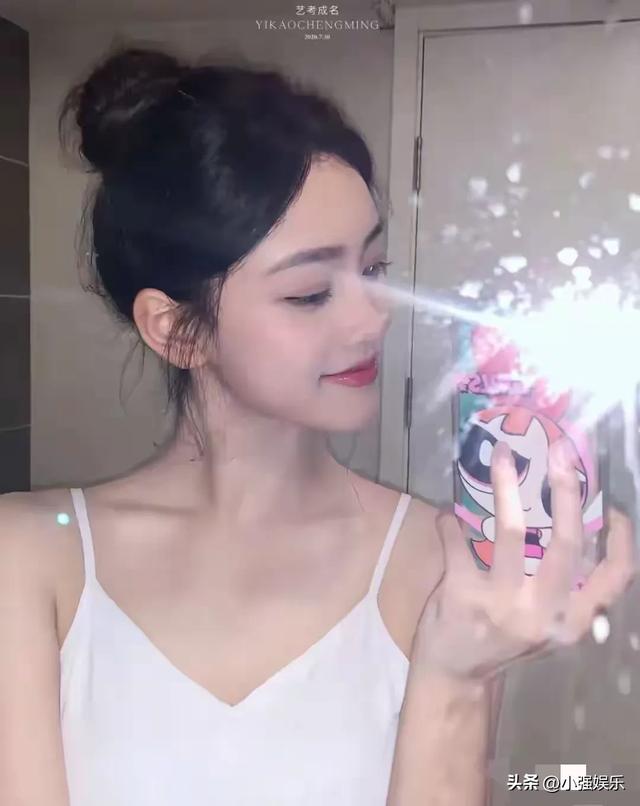 河南校花谢卓亚美貌惊艳全网，网友惊叹：美到让人怀疑人生！
