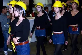 工地新来的女员工，个个都挺水灵，穿成这样来干活谁能扛得住图片