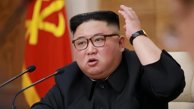 来真的了，2艘核潜艇就位！普京断定：有中国在，特朗普不敢掀桌