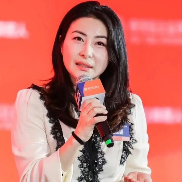 结婚13年，44岁郭晶晶再次迎来喜讯，官媒发文，终于等到这一天