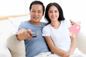 他本想追求女同学，没想到最后竟然娶了未来丈母娘？图片