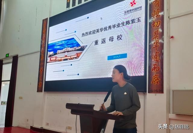 93受阅女兵，踢正步参加婚礼被骂，网友：穿这套衣服是几个意思？
