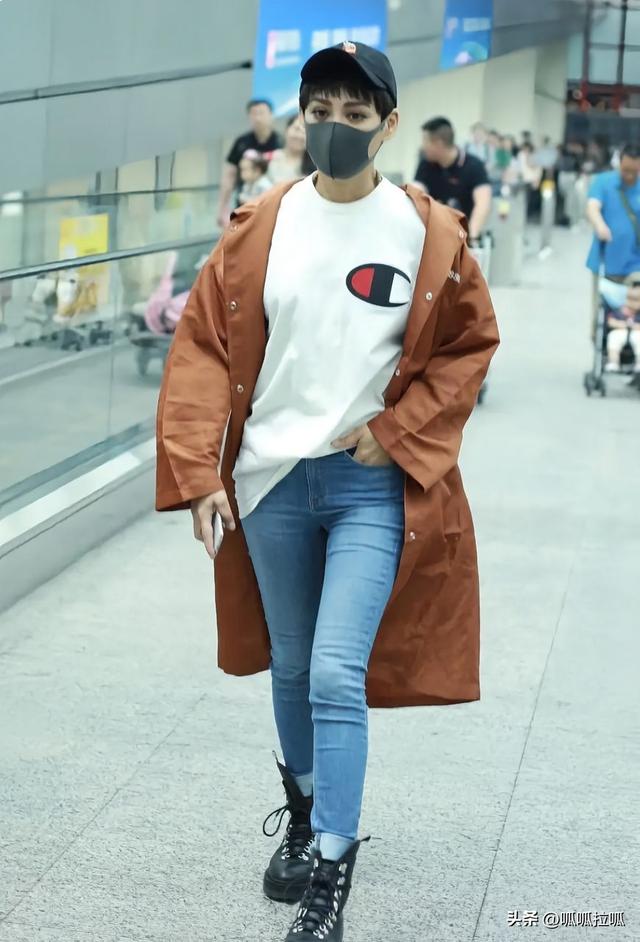 别眨眼！女星穿紧身牛仔裤狂炫身材，细腰翘臀的暴击谁顶得住