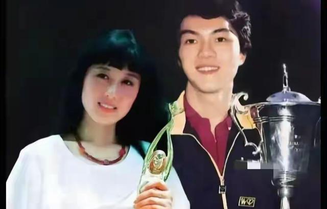 61岁江嘉良似30岁小伙，同框62岁妻子像母子！恩爱多年甜蜜依旧