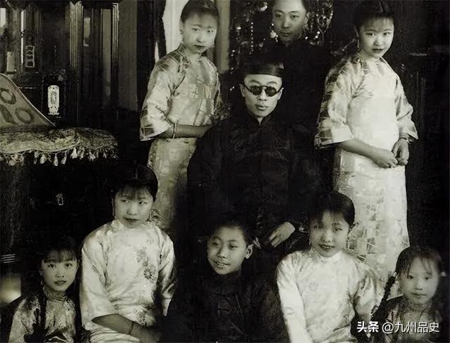 哥哥是皇帝、大伯是光绪	、奶奶是慈禧、他却非常低调地活到2015年