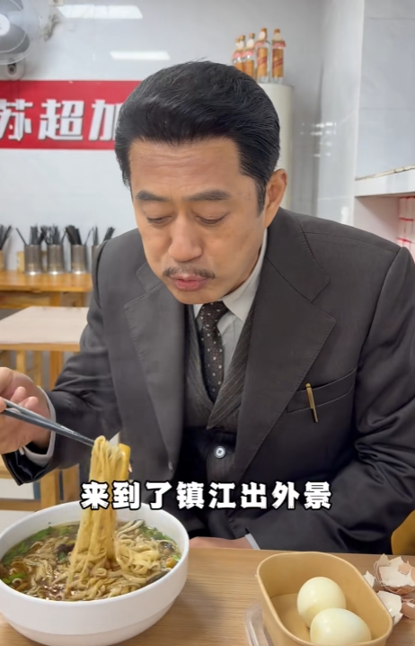 53岁刘钧现状：住北京郊区别墅	，一直未婚与小猫作伴，自己做饭吃