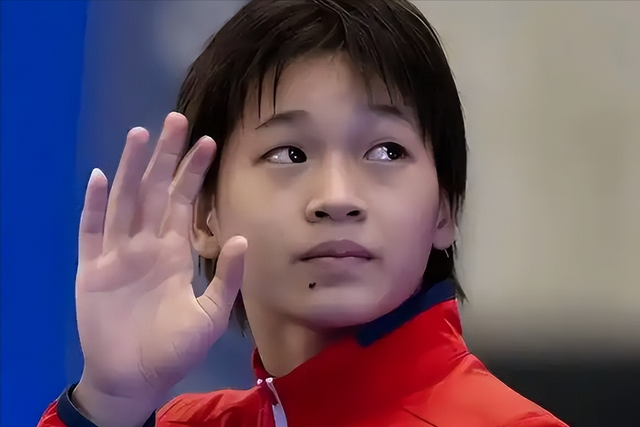 全红婵铜像进校园引热议，意外暴露她“真实处境”，令人心疼