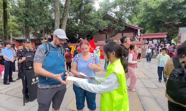 入境旅游火爆升温 乐山大佛景区喜迎中外游客