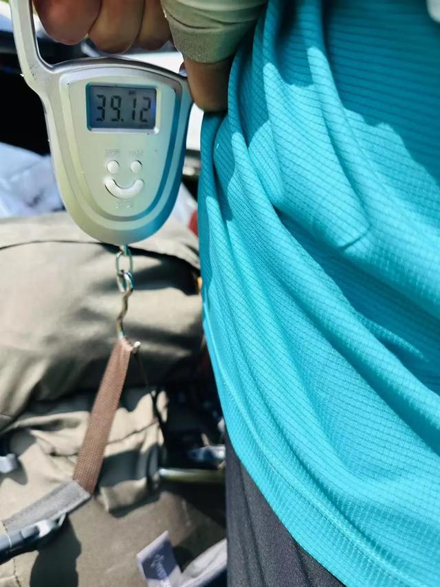 湖南一男子背40公斤蜜雪冰城上武功山售卖，当事人：背了四十杯左右，每杯15元