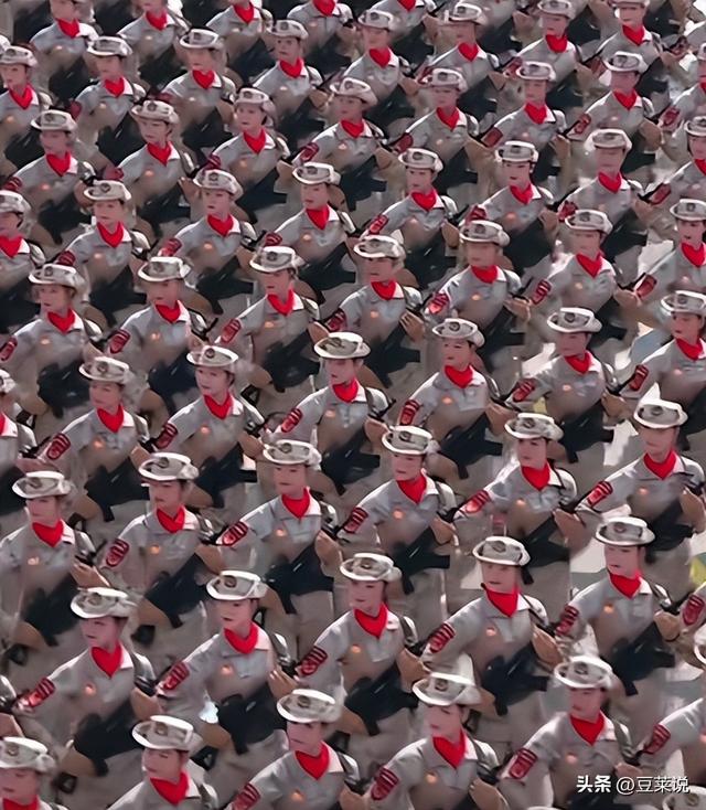 女民兵李思颖阅兵结束后，收到一封通知书，知情人曝去向引热议