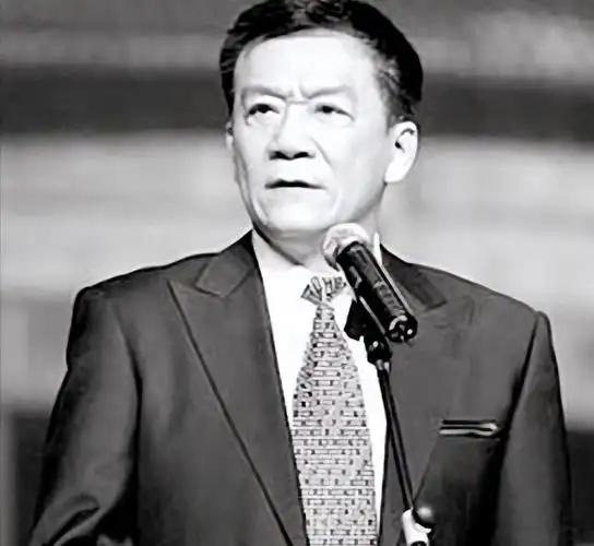 79岁侯耀华晚年凄凉！独居北京无保姆照料	，家里脏乱差环境寒酸