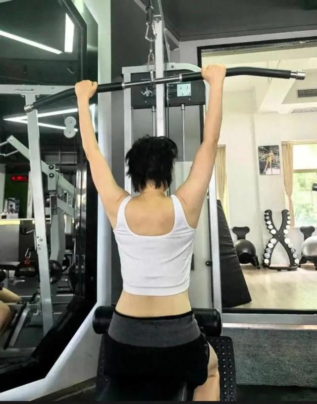 袁立近照曝光，身上米黄色裙子抢镜，比之前瘦了，公开讲课状态好