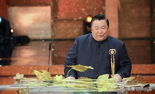 出名后出轨保姆，气死原配，如今77岁的他晚景凄凉，子女与其割席