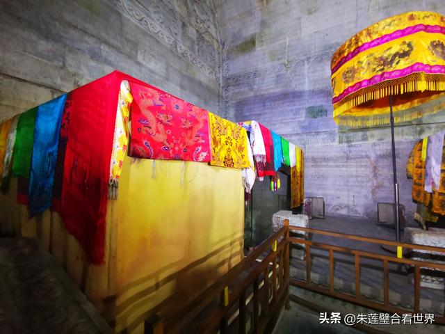 和四位战友参观唐山清东陵