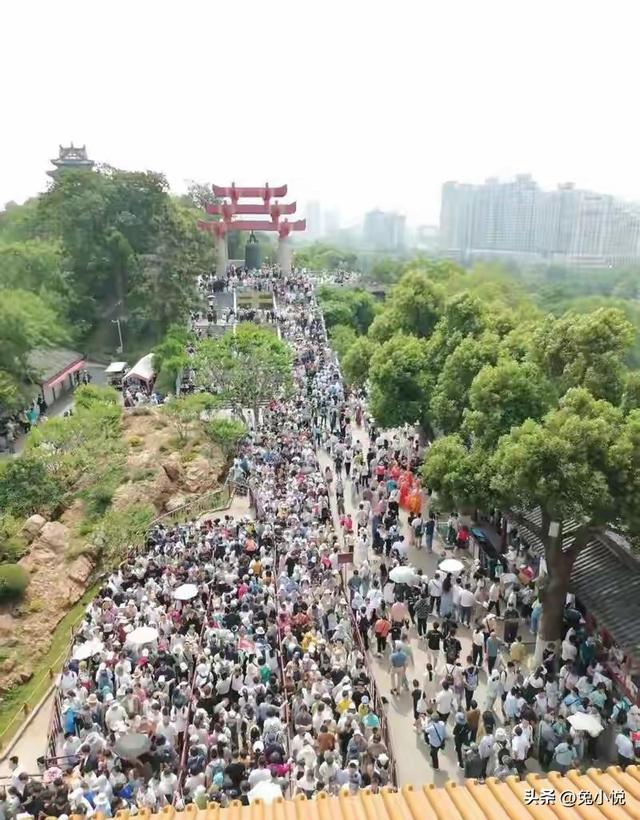 武汉五一挤到失控，终于明白：这座城爆红，根本不靠运气