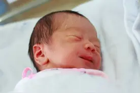 新生儿未满月，不建议这三种人抱，倒不是怕磕碰，而是忌讳这些图片