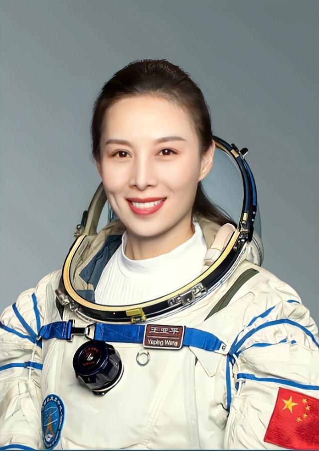 返回舱降落有多难受？王亚平刚出舱就被抬走，宇航员的牺牲太多了