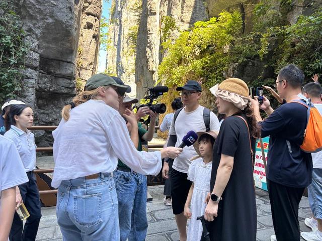 法国摄制组探访恩施大峡谷，向世界展现地质奇观魅力
