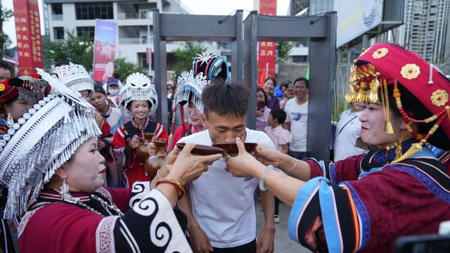 盘州：燃情夏日！万人共度篝火狂欢夜