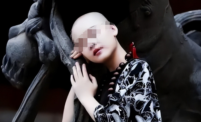 揭秘尼姑庵真相：表面佛门实则妓院，穿黑丝戴假发，香客人来人往