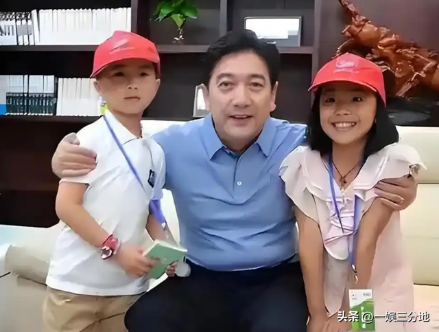 水均益跑泉州给女儿带娃	，和前妻罕见同框，主动搭话对方却不理他