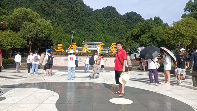 去过庐山三清山武功山，我更喜欢“天下第一山”