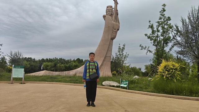 8月21日 游览红碱淖景区，前往统万城文化遗址，中途买瓜