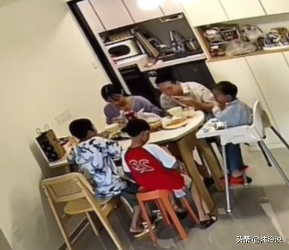 鸡蛋男吵架掀桌不到7天，恶心一幕还是上演了，妻子被指卖惨起号
