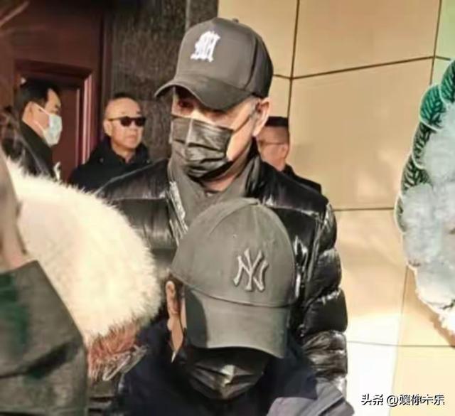 何晴告别式低调举行，许亚军带儿子现身双眼通红，两鬓斑白显憔悴