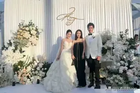 郑钧老婆刘芸被批不懂事！参加陈乔恩婚礼穿一身黑，合影时站中间图片