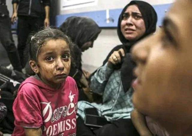 加沙墓地里，流离失所加沙人与逝者“共居”：孩子们晚上不敢出去