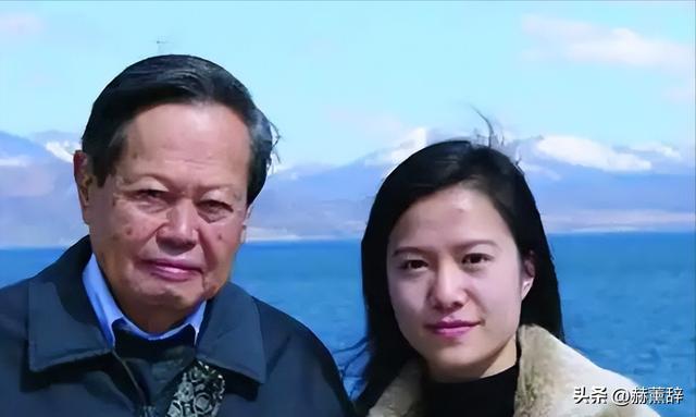 已证实杨振宁长子去世，看49岁翁帆现在做的事 才知道我们误会她了