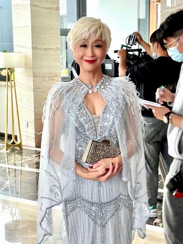 TVB“御用富婆”首次被邀请登台唱歌，气场十足，送女3000万豪车